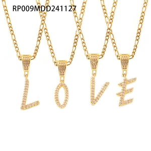 Détail de quatre colliers Figaro dorés avec pendentifs lettres LOVE en zircons cubiques