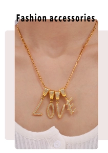 Détail d'un collier doré avec pendentif LOVE serti de zircons blancs porté par un mannequin