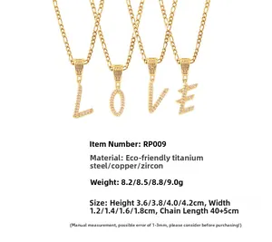 Détails des pendentifs lettres LOVE avec zircons micro-pave et finition plaqué or