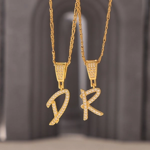 Pendentifs lettres cursives en zircon micro-pavé sur collier chaîne Figaro doré