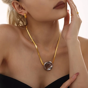 Collar de cadena de serpiente plana bañada en oro de 18K con colgante redondo grande