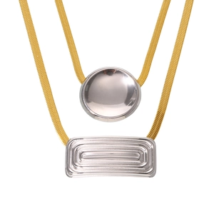 Collar de doble capa chapado en oro PVD con colgantes geométricos circulares y rectangulares