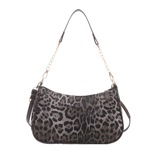 Sac hobo tendance à imprimé léopard avec bandoulière en chaîne dorée sur fond blanc