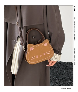 Détail du sac à main chat en cuir PU marron avec broderie de visage rose tendre