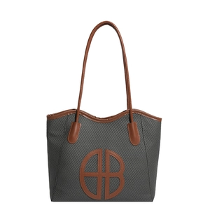 Borsa tote intrecciata grigia retrò con manici in pelle marrone e logo tondo