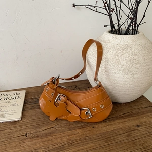 Sac Sous le Bras en Cuir PU Brillant Vintage pour Femmes Trendy Y2K Sac Hobo Avec Boucles Oeillets et Pendentif Animal