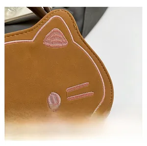 Détail du sac chat pain montrant le cuir synthétique de qualité et les broderies roses
