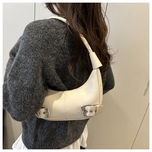 Detail der cremefarbenen Hobo-Tasche mit Silberschnalle an der Schulter