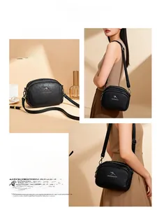 Détail du sac bandoulière en cuir grainé noir avec logo kangourou doré et doubles fermetures