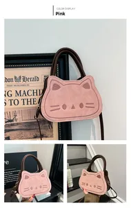 Détail du sac à main en daim rose avec oreilles de chat et broderie faciale mignonne