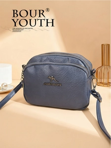 Détail du sac bandoulière en cuir PU bleu marine avec triple fermeture éclair et logo