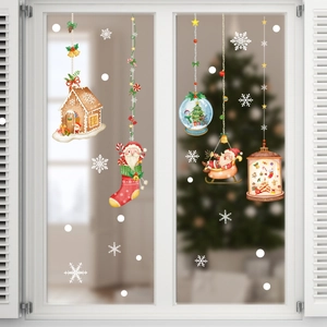 Detail van kerstvensterstickers met peperkoekhuisjes en de Kerstman op glas