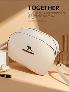 Détail du sac bandoulière blanc en PU avec double fermeture éclair et logo kangourou sur beige
