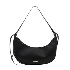 Sac hobo noir minimaliste en forme de croissant avec pompon et accents dorés élégants