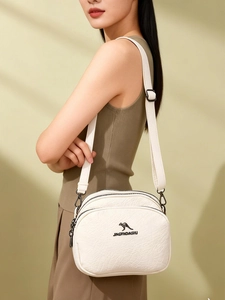 Détail du sac bandoulière blanc à texture pierre avec fermetures éclair et logo