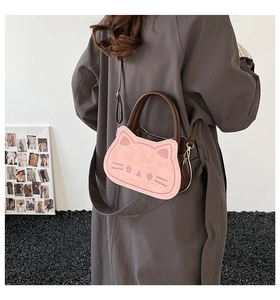 Sac chat rose chic avec bandoulière marron, porté par un mannequin en style moderne