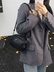 Détails du sac bandoulière noir en similicuir grainé avec des finitions dorées