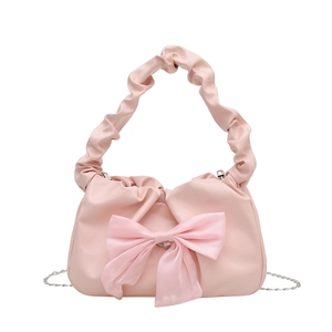 Sac à main rose avec nœud, poignée froncée et bandoulière chaîne argentée
