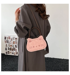 Détail du sac bandoulière rose en forme de chat en similicuir avec bandoulière marron