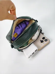 Sac bandoulière vert foncé avec trois compartiments zippés pour téléphone et parapluie