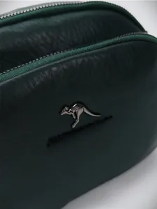 Macro du cuir PU vert foncé avec texture litchi et logo de kangourou en métal argenté