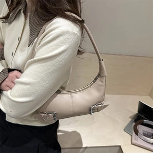 Minimalistische beige Schultertasche in Halbmondform aus Kunstleder mit Metallschnalle