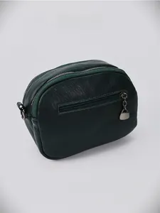 Vue détaillée de l'arrière d'un sac bandoulière vert foncé en cuir grainé avec fermeture