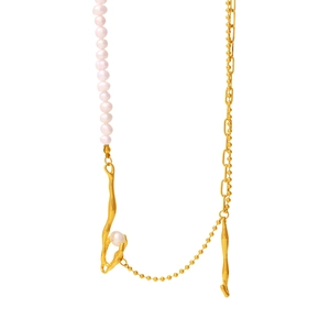 Elegante collana di perle barocche con catena asimmetrica in acciaio dorato e ciondolo irregolare