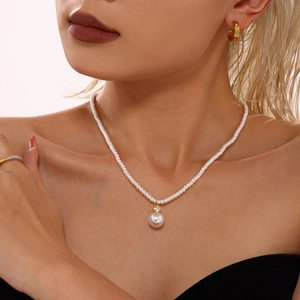 Élégant collier de perles avec grand pendentif et oxyde de zirconium sur mannequin