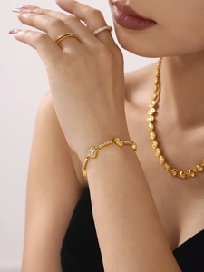 Detailansicht von 18K vergoldetem Herz-Armband und Halskette mit funkelnden Zirkonsteinen