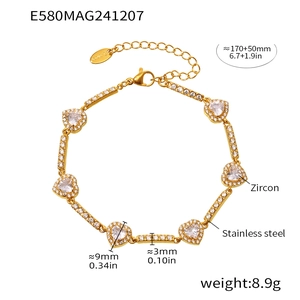 Detail eines vergoldeten Herz-Zirkonia-Armbands mit Maß- und Gewichtsangaben
