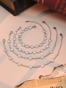 Detailansicht eines 4-teiligen silbernen Edelstahl-Armband-Sets mit glitzernden Herz-Kristallen