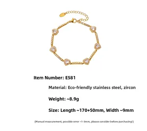 Detailansicht der herzförmigen Glieder des 18K vergoldeten Edelstahl-Zirkonia-Armbands