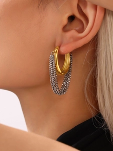 Makroaufnahme der zweifarbigen Quastenohrringe mit goldenem U-Ring und Kettchen
