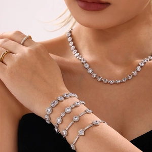 Sprankelende geometrische zirkonia armband en ketting set met 18K gouden PVD-coating