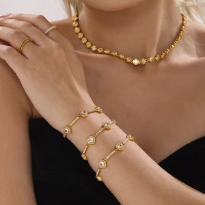 18K vergoldetes Schmuckset mit Herz-Zirkonia Kette Armbändern und Ringen am Modell