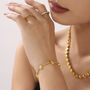 18K vergoldetes Edelstahl-Schmuckset mit Herz-Zirkonia, elegant getragen von einem Model