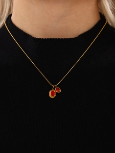 Detail van de PVD 18K vergulde kralenketting met rode druppelvormige hangers
