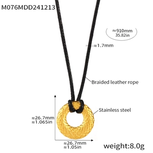 Especificaciones de tamaño para el colgante circular dorado con cordón de cuero negro