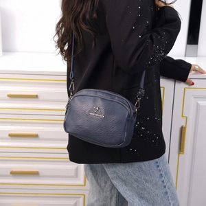 Sac bandoulière bleu foncé pour femme avec grain litchi et logo kangourou métallique