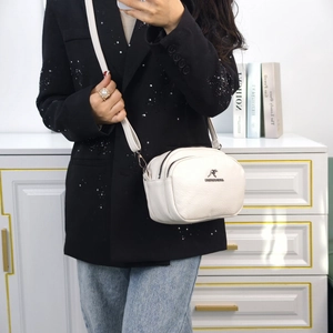 Sac bandoulière chic en cuir PU blanc cassé pour femme avec triple fermeture éclair