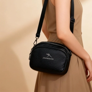 Sac bandoulière femme en cuir PU noir texturé avec logo kangourou et sangle
