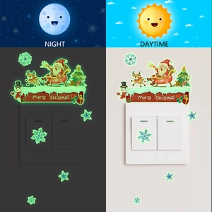 Leuchtende Weihnachtsaufkleber mit Weihnachtsmann und Rentier für Lichtschalter