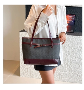 Détail du grand sac cabas en tissu gris avec poignées et finitions en cuir bordeaux