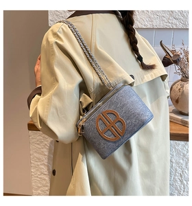 Vue détaillée du sac matelassé bleu clair avec logo BB doré et bandoulière chaîne