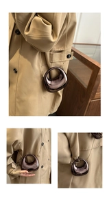 Macro detail van bronzen acryl box bag met hol halfmaan design en gouden metalen ketting