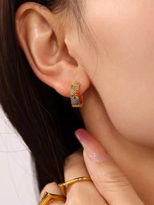 Dettaglio di orecchini a cerchio placcati oro 18K con zirconi cubici arcobaleno
