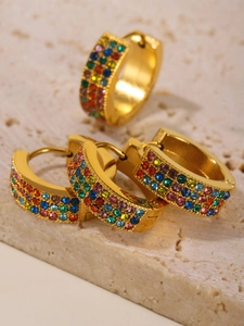 Dettaglio di orecchini a cerchio placcati oro 18K con zirconi arcobaleno e chiusura a scatto