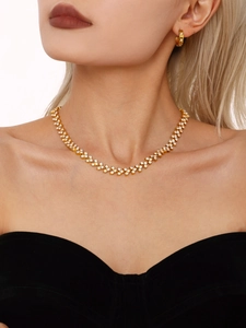 Détail de l'ensemble collier à double rang de zircons et boucles d'oreilles dorées