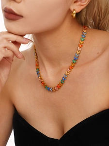Détail du collier avec zircons colorés et plaqué or 18 carats porté par un mannequin